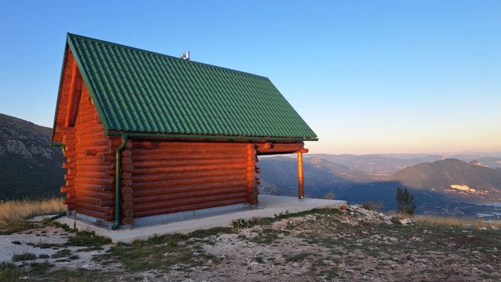 Limeni krov na kući za odmor u brdu